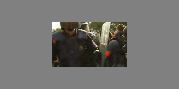 Image:Malgré les violences policières, la Plaza Catalunya reste occupée