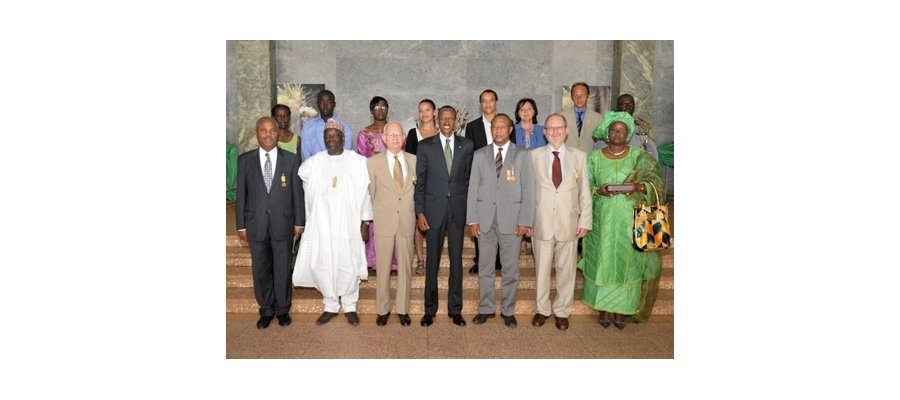 Image:Rwanda : Décoration des personnalités qui ont tenté de faire échec au génocide des Tutsi