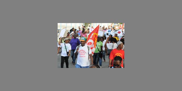 Image:1/3 des Marie-Galantais dans la rue : Marie-Galante Doubout !